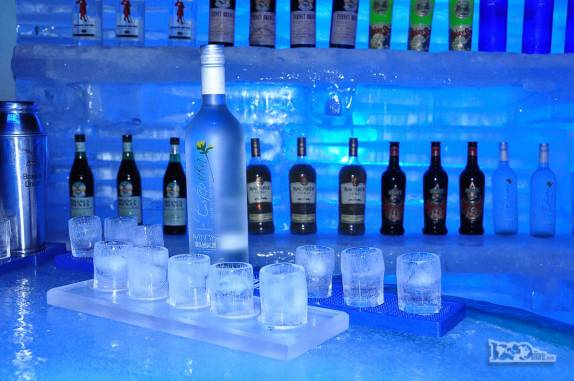 Luzes de diferentes cores iluminam o Glaciobar, em El Calafate, no sul da Argentina